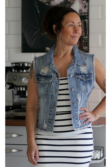 Jeansvst RIPPED (endast small kvar)