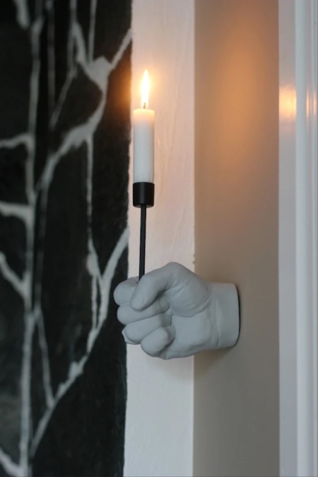 Hand HERO med ljusstake uppt