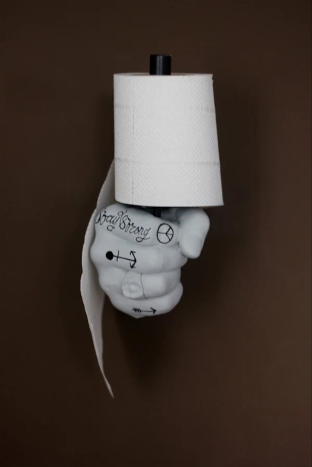 Hand HERO & TATTOO med toarullshållare Hand HERO & TATTOO med toarullshållare