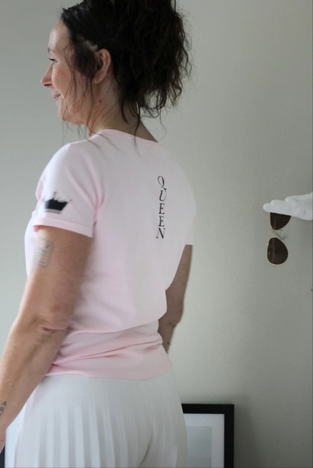 T-shirt QUEEN KRONA (fler färger) T-shirt QUEEN KRONA (fler färger)