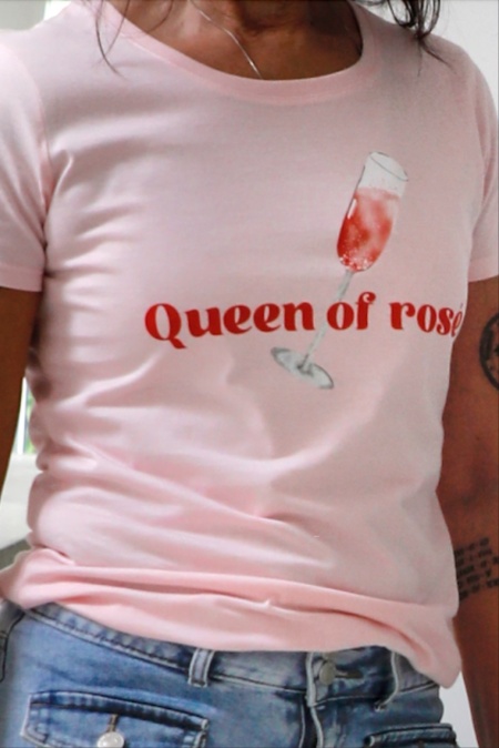 T-shirt QUEEN OF ROSÉ (fler färger) T-shirt QUEEN OF ROSÉ (fler färger)