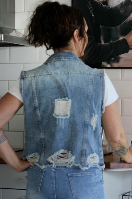 Jeansvst RIPPED (endast small kvar)