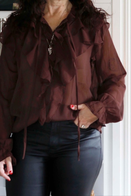 Blus med volanger (fler frger)