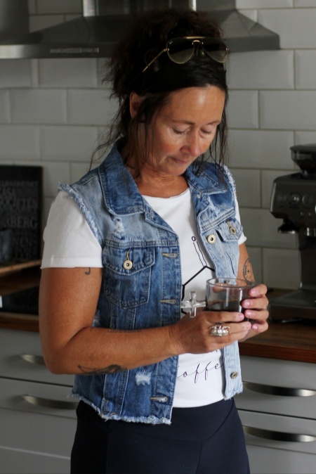 Jeansvst RIPPED (endast small kvar)