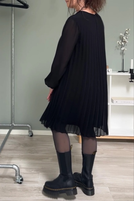 Plisserad kl�nning (fler f�rger)