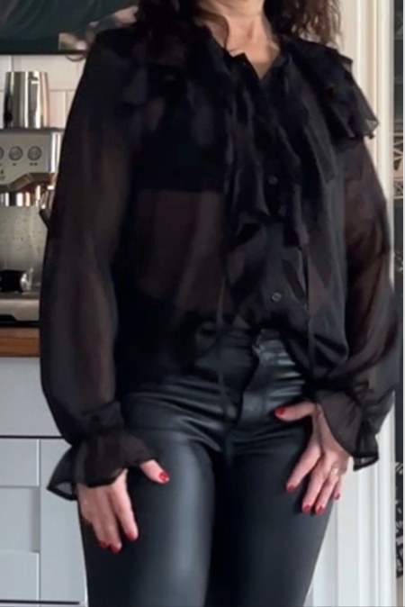 Blus med volanger