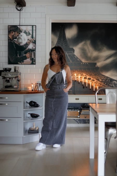 Jeanskjol med h�ngslen